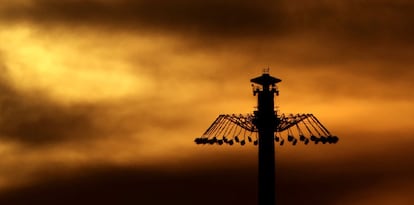 Puesta de sol en el parque de atracciones 'Worlds of Fun' de Kansas City, Misuri.