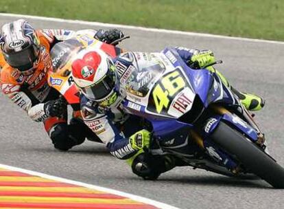 Valentino Rossi es perseguido por Dani Pedrosa en la carrera de MotoGP.