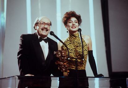 Los actores José Luis López Vázquez y Marisa Paredes en la entrega de los Premios Goya 1989.