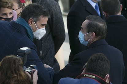 El presidente del Gobierno, Pedro Sánchez (a la izquierda), conversa con el exministro socialista José Bono.