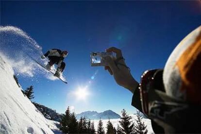 Las 28 estaciones españolas, y las pistas de la vecina Andorra, dan los últimos toques para la nueva temporada. Modalidades como el <i>snowboard</i> (en la foto) cobran protagonismo.