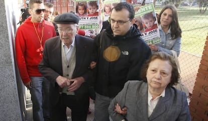 Rafael Bretón y sus padres, camino de la Audiencia de Córdoba en mayo pasado.