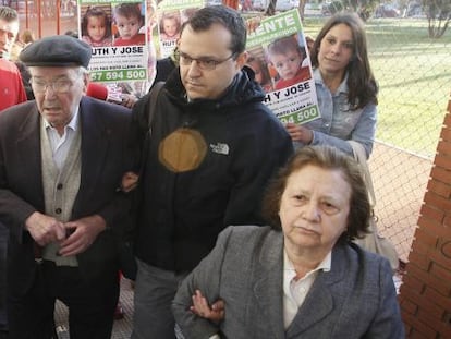 Rafael Bretón y sus padres, camino de la Audiencia de Córdoba en mayo pasado.