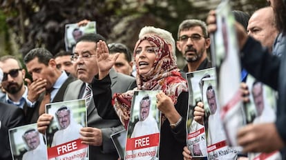 A prêmio Nobel da Paz iemenita, Tawakkol Karman (centro), em um protesto dia 8 em Istambul, quando a morte do jornalista ainda era desconhecida.