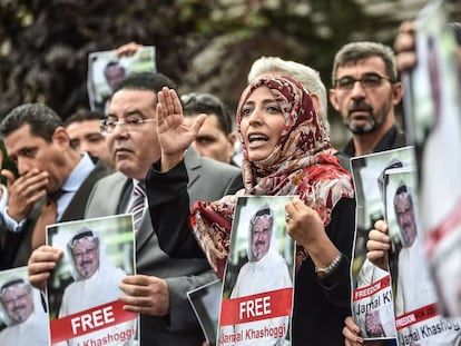 A prêmio Nobel da Paz iemenita, Tawakkol Karman (centro), em um protesto dia 8 em Istambul, quando a morte do jornalista ainda era desconhecida.