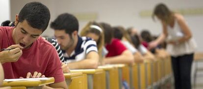Alumnos realizan una prueba de acceso a la Universidad.