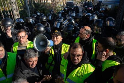 El portavoz de Élite Taxi Barcelona, Tito Álvarez, hablando por el megáfono en una protesta en Barcelona, el pasado mes de enero.