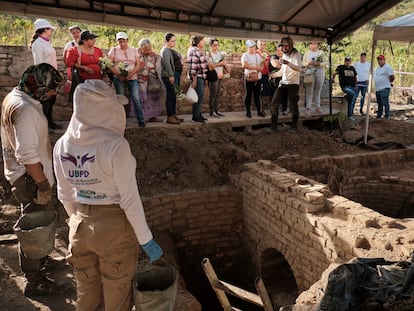 Familiares de desaparecidos observan las estructuras de los hornos encontrados por la excavación de la Unidad de Búsqueda de Personas dadas por Desaparecidas, en Juan Frío, Norte de Santander, el 27 de septiembre de 2023.