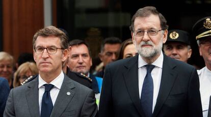 Feijóo (i) y Rajoy (d) en el minuto de silencio que se guardó este martes en Vigo por las víctimas de los incendios.