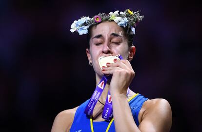 Carolina besa su medalla de oro.