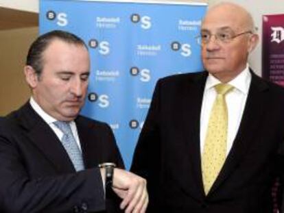 El presidente del Banco Sabadell, Josep Oliu (d), junto al director general del Banco Herrero, Pablo Junceda (i). EFE/Archivo