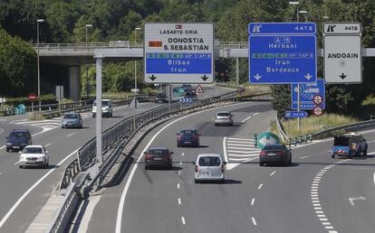 Nudo de carreteras en Guipúzcoa en plena operación salida.