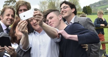 David Cameron, se fotograf&iacute;a con activistas conservadores.
