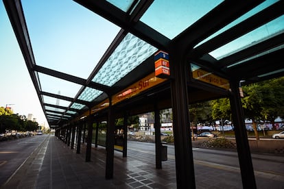 El metrobús de Avenida 9 de Julio sin gente ni servicio al comienzo del día del segundo paro general.