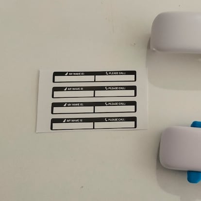 Collar GPS encima de una mesa