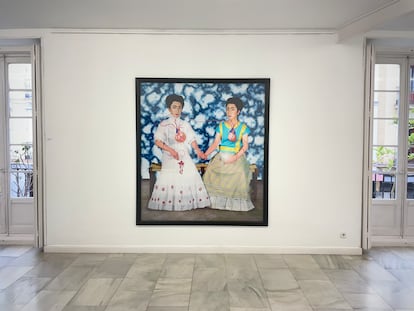 Morimura aparece doblemente en algunos de sus trabajos de la exposición, como en 'Diálogo conmigo mismo'. que lo muestra duplicado en dos Fridas Kahlo.