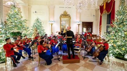 La Banda Marina de los Estados Unidos toca durante la presentación de la decoración navideña.