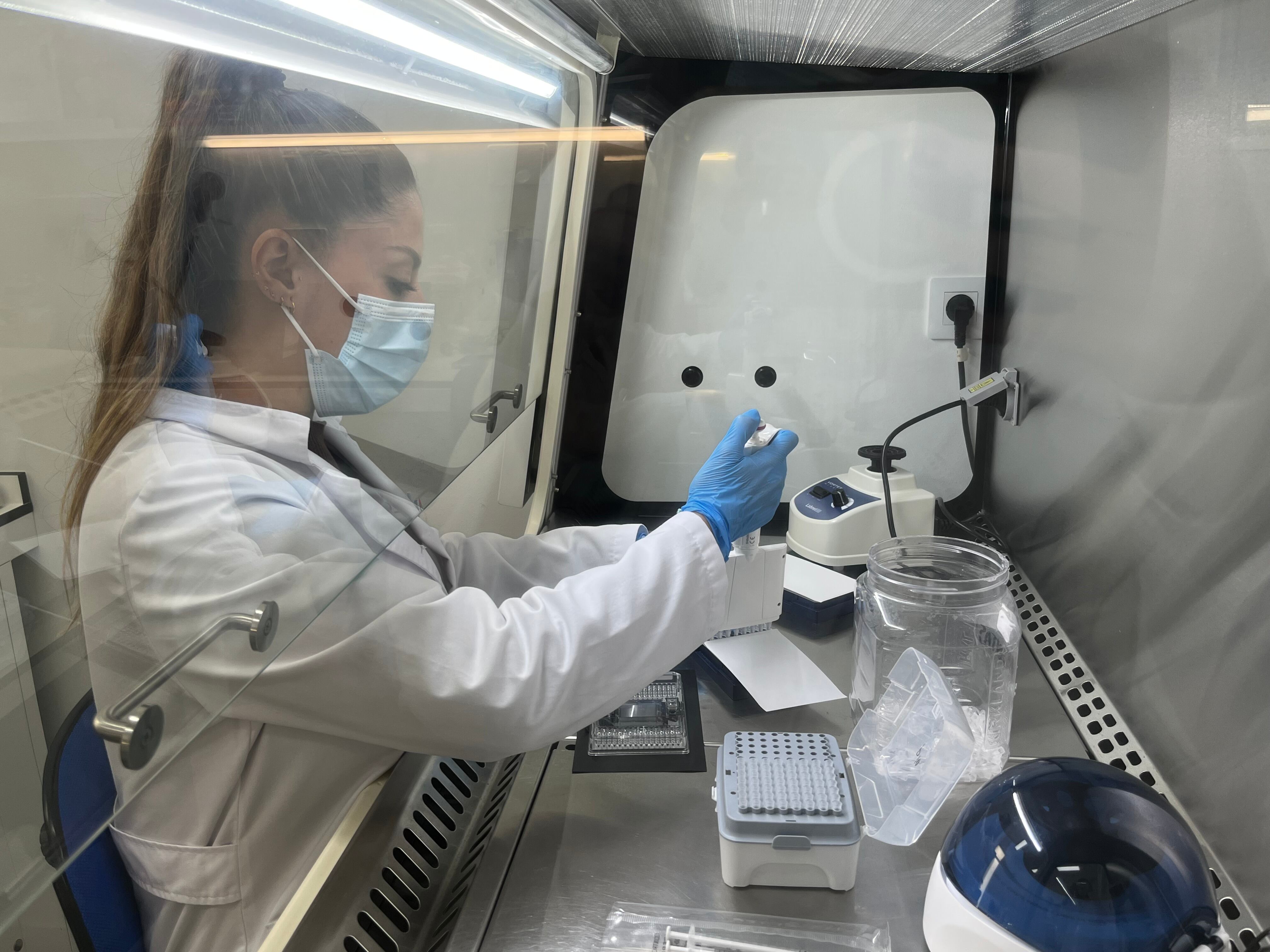 Técnicos del laboratorio de Pronacera toman y procesan muestras.