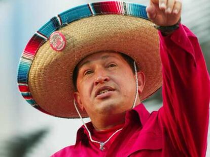 El presidente de Venezuela, Hugo Chávez, canta rancheras en Caracas tocado con un sombrero mexicano.