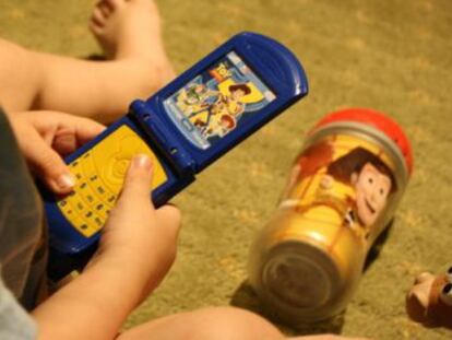 Els mòbils per a nens redueixen el seu desenvolupament verbal.