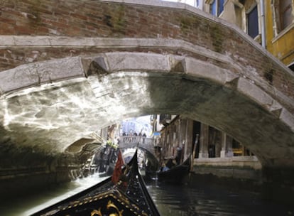 Góndolas navegando bajo los puentes de los canales de Venecia