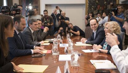 Reunión entre la alcaldesa, Manuela Carmena, y el ministro de Fomento, José Luis Ábalos.