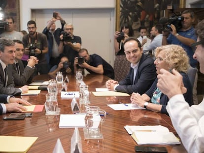 Reunión entre la alcaldesa, Manuela Carmena, y el ministro de Fomento, José Luis Ábalos.