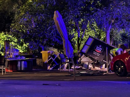 Imagen del exterior del Centro Recreativo de Artes, en la localidad coruñesa de Ribeira, esta madrugada.