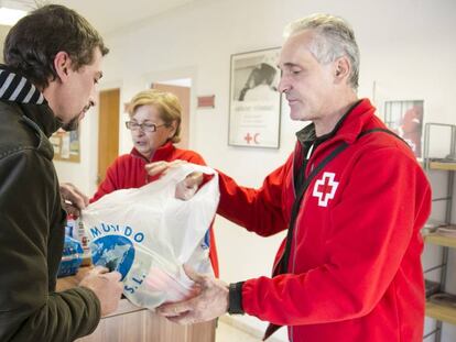 Un usuario recibe alimentos de la Cruz Roja, en una imagen de archivo.