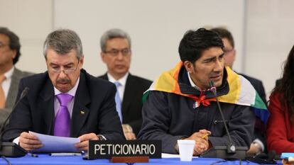 Carlos Pérez Guartambel, a la derecha, durante una audiencia en la CIDH.
