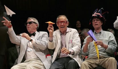 Robert Kirshner (profesor de ciencias de la Universidad de Harvard), junto con los premios Nobel Dudley Herschbach y Rich Roberts (de izquierda a derecha) lanzan aviones de papel durante la entrega de los premios IgNobel.