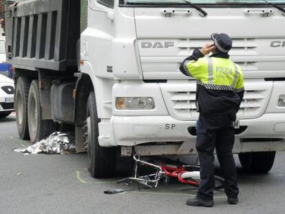 Un policía, en el lugar del accidente donde ha fallecido una ciclista, antes del levantamiento del cadáver