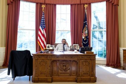 Obama habla por tel&eacute;fono en el Despacho Oval el pasado 5 de enero. 