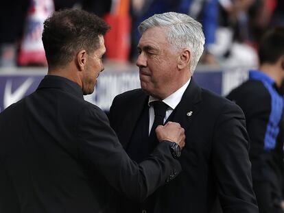 Simeone y Ancelotti, antes del último derbi en el Metropolitano, el 8 de mayo.