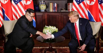 Kim Jong-un y Donald Trump se dan la mano, ayer en el hotel Capella de la isla de Sentosa (Singapur).