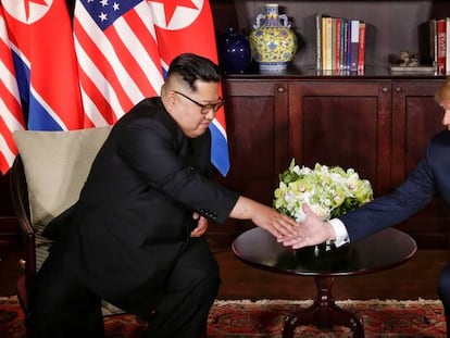 Kim Jong-un y Donald Trump se dan la mano, ayer en el hotel Capella de la isla de Sentosa (Singapur).