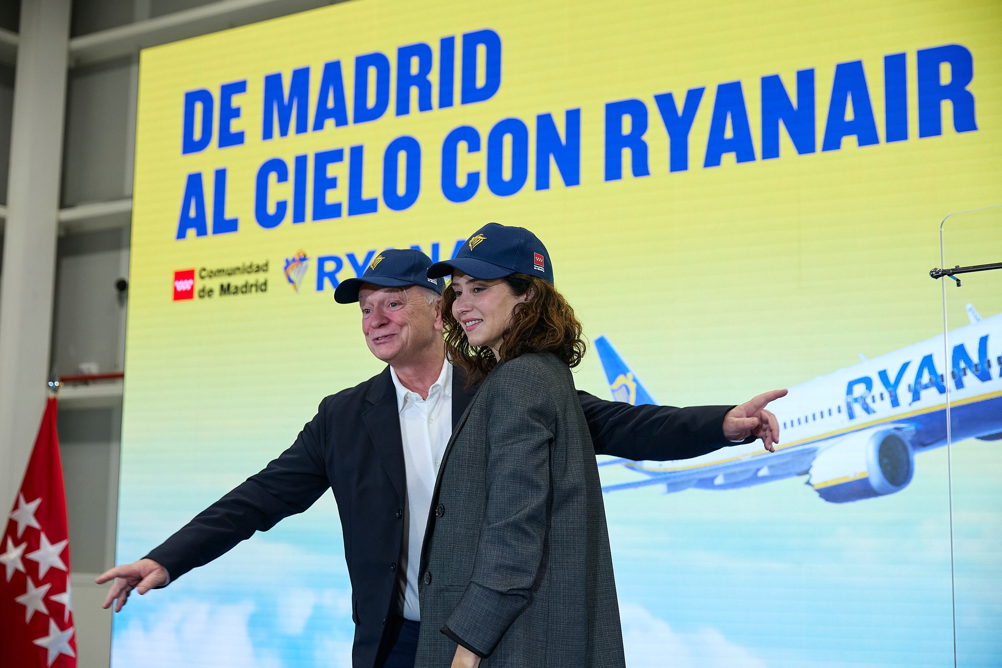 La presidenta de la Comunidad de Madrid, Isabel Díaz Ayuso, y el consejero delegado de Ryanair, Eddie Wilson, durante la inauguración del Centro de Entrenamiento de Pilotos y Tripulantes de la aerolínea Ryanair.