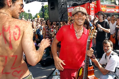 Manu Chao en un concierto para el Movimiento 15-M, acampado en la Plaça de Catalunya de Barcelona - © Carles Ribas