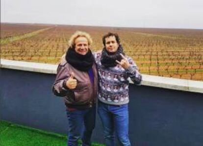 Richard Sanz (a la derecha), con el cantante de Obús. El típico día en Bodegas Menade.