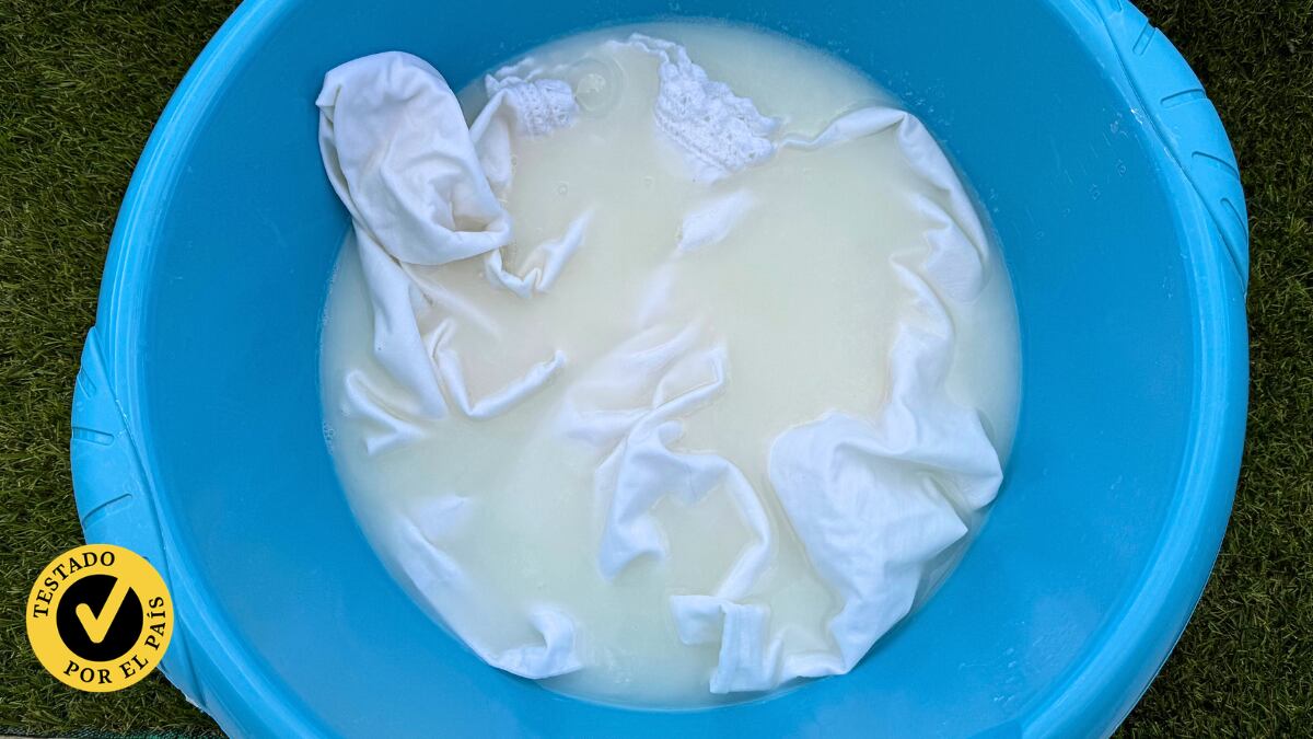 Adiós a las manchas amarillas de la ropa: he probado tres trucos caseros que funcionan de verdad