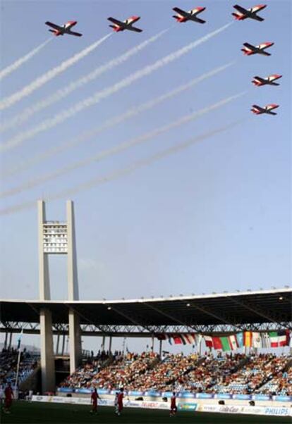 Unos aviones sobrevuelan el estadio en la clausura de los Juegos.