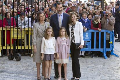 En 2015, los entonces nuevos monarcas, Felipe VI y doña Letizia, decidieron seguir con la tradición y, acompañados de sus dos hijas, asistir a la misa de Pascua en la catedral de Palma de Mallorca. Un año más, doña Sofía no faltó a aquella cita. 