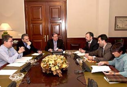 Los portavoces del PSOE, IU, PNV y Grupo Mixto, durante la reunión en la sala Astúriz del Congreso.