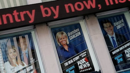 Un p&oacute;ster de Gretchen Carlson que anuncia su antig&uuml;o programa en Fox News.