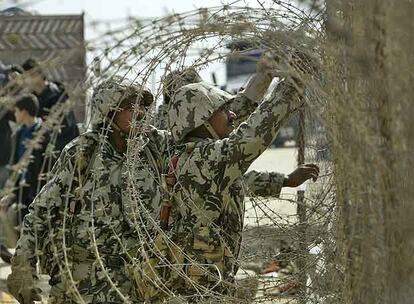 Soldados egipcios cierran ayer uno de los tramos destruidos del muro fronterizo con Gaza.