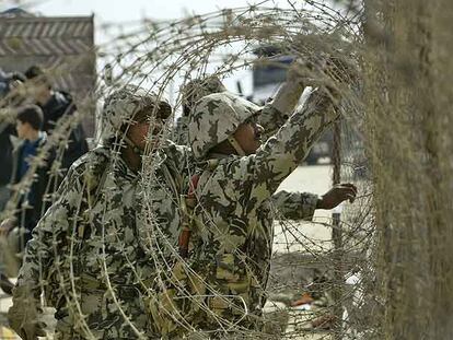 Soldados egipcios cierran ayer uno de los tramos destruidos del muro fronterizo con Gaza.