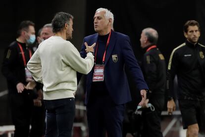 El entrenador de la selección española, Luis Enrique (i), conversa con el de Kosovo, Bernard Challandes al término del partido de clasificación para el Mundial Catar 2022.