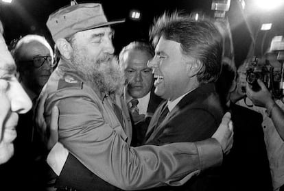 O então premiê espanhol, Felipe González desembarca em Cuba, em 14 de novembro de 1986, a fim de reativar a política ibero-americana. González foi recebido por Fidel Castro no aeroporto José Martí, nos arredores de Havana.