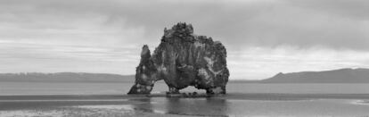 Espectacular fotografía de la Roca Hvitserkur, en Islandia, que el autor tomó en 2007. El fotógrafo ha incluido para el libro varios textos breves en los que narra las vivencias, unas felices, otras angustiosas, experimentadas durante su labor.