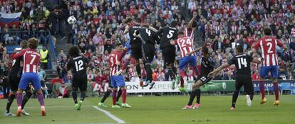 El centrocampista del Atlético de Madrid Saúl Ñíguez (segundo por la derecha) remata de cabeza para conseguir el primer gol frente el Real Madrid.